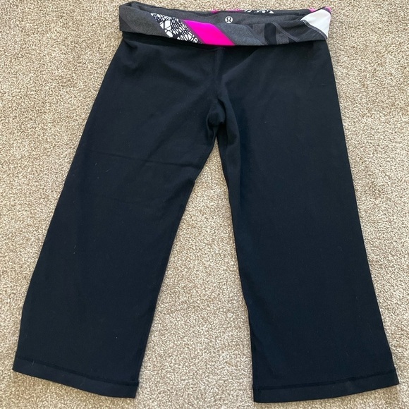 Lululemon Size 8 Black Reversible Wide Leg Folded Waist Capri Athletic Leggings - Picture 1 of 3